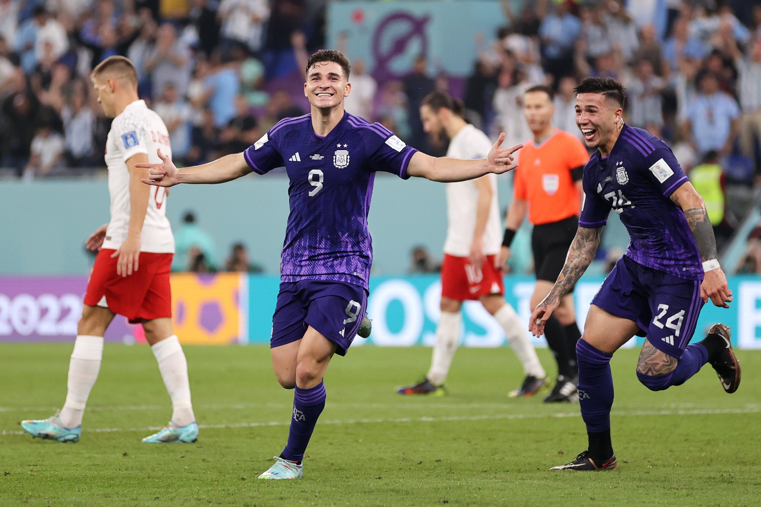 Messi misses penalty but Argentina progress to knockout stages width=