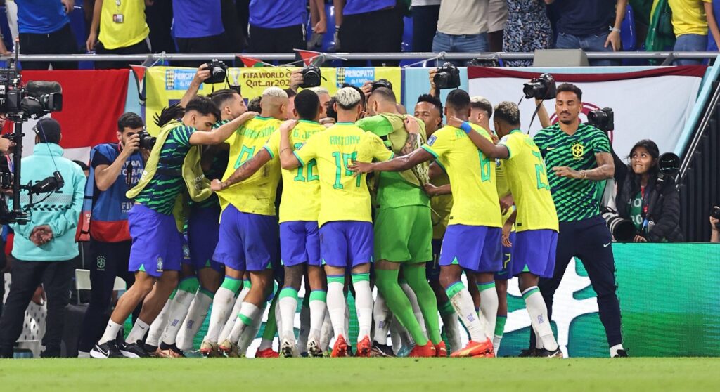 Casemiro stunner sends Brazil into World Cup last 16 4