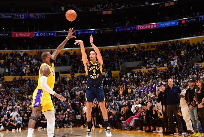 Lakers lose to Pacers at buzzer after blowing 17-point lead 8