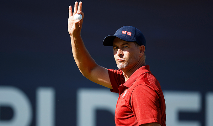 Adam Scott surges to share lead at Australian Open 8