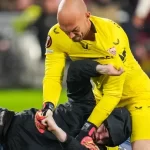 Sevilla goalkeeper Dmitrovic attacked by pitch invader