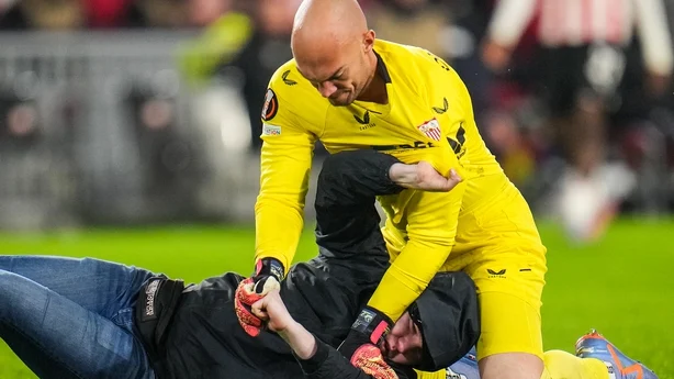 Sevilla goalkeeper Dmitrovic attacked by pitch invader 17