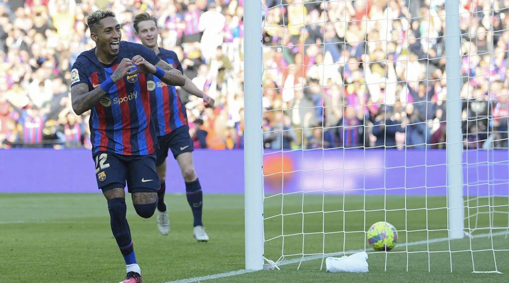 10-man Barcelona extend the lead in La Liga with 1-0 over Valencia 2