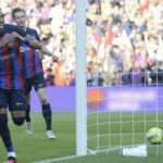 10-man Barcelona extend the lead in La Liga with 1-0 over Valencia