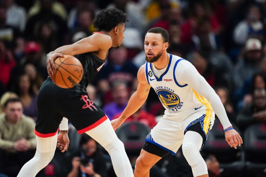 Curry nets 30 points as Warriors win 121-108 against Rockets