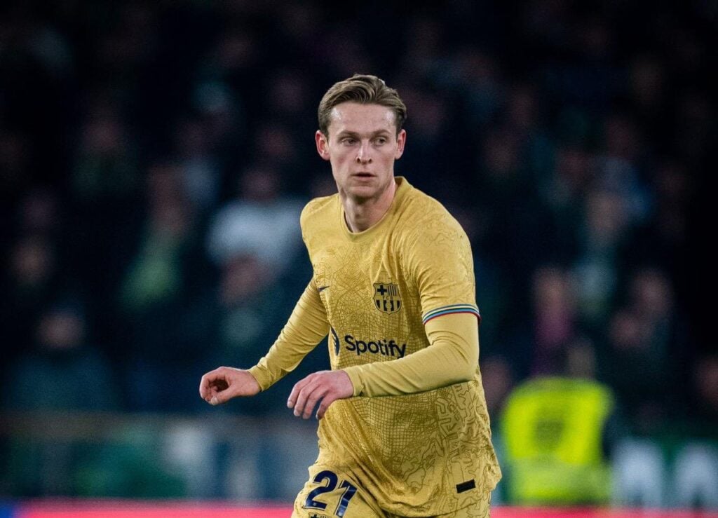 Frenkie de Jong denies rumours of him joining Manchester United 16