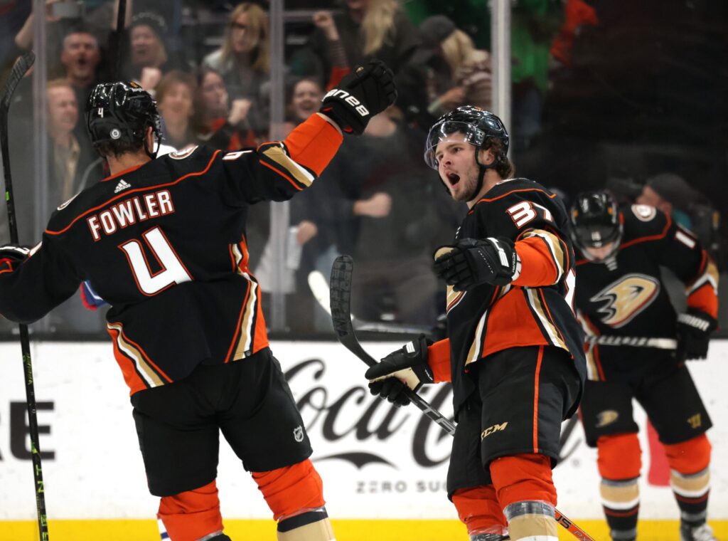 Ducks breeze past Blue Jackets 7-4