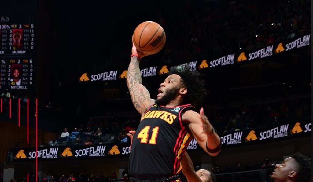 Hawks edge out Cavaliers 120-118 to help Bucks clinch first place 5