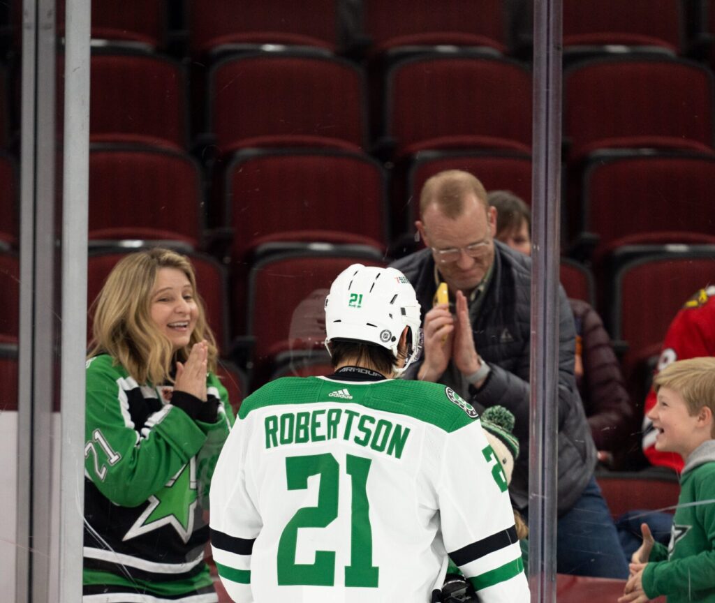 Stars breeze past Blackhawks 4-1