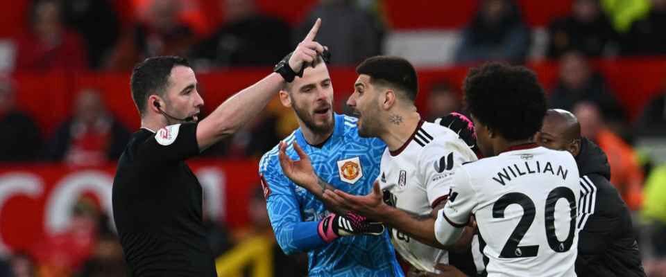 Marco Silva and Mitrovic both apologize to referee Chris Kavanagh 15