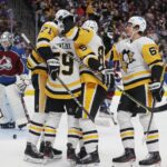 Crosby reaches 30 goals; Penguins crash Avalanche 5-2