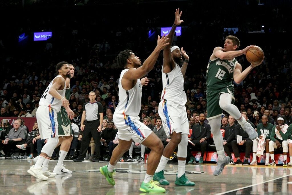 Bucks win 118:113 against Nets, Lopez set season-high blocks