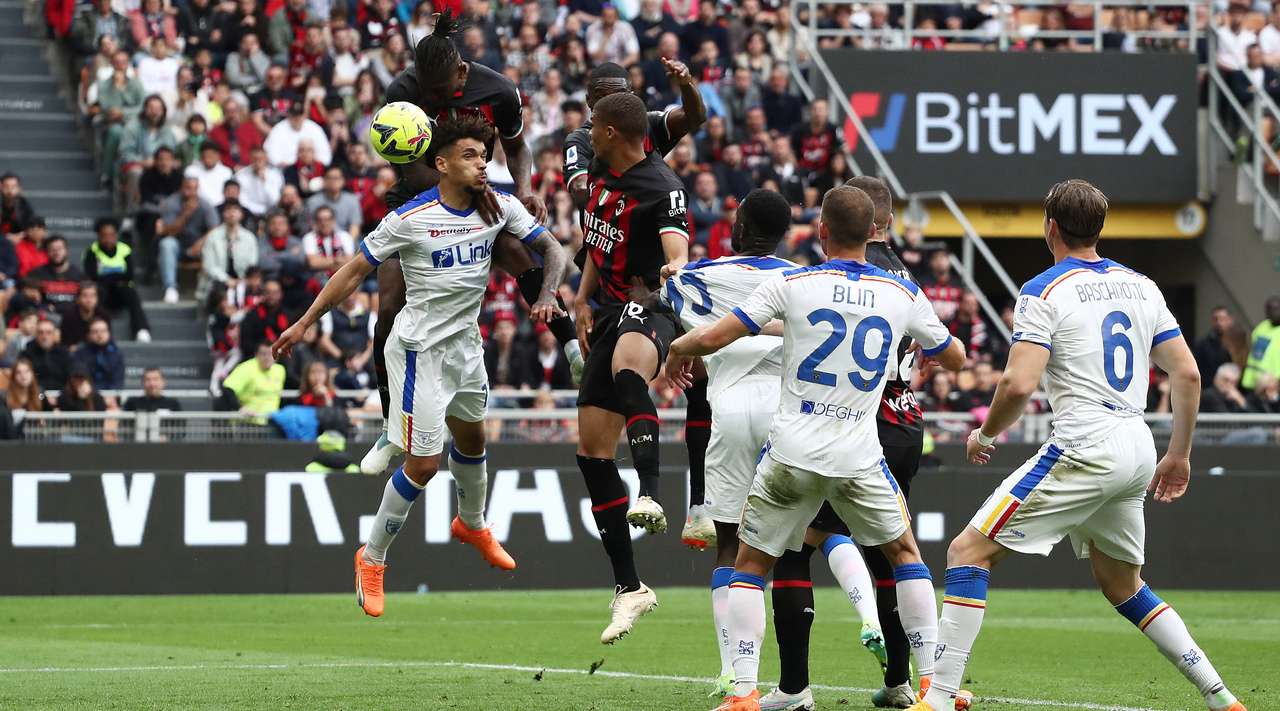 Leao-inspired Milan beats Lecce 2-0