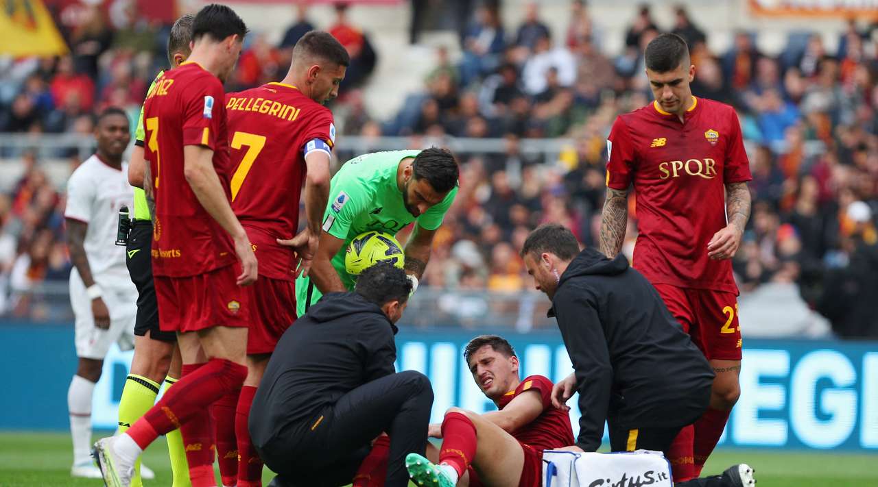 Milan and Roma get a point each with two injury time goals