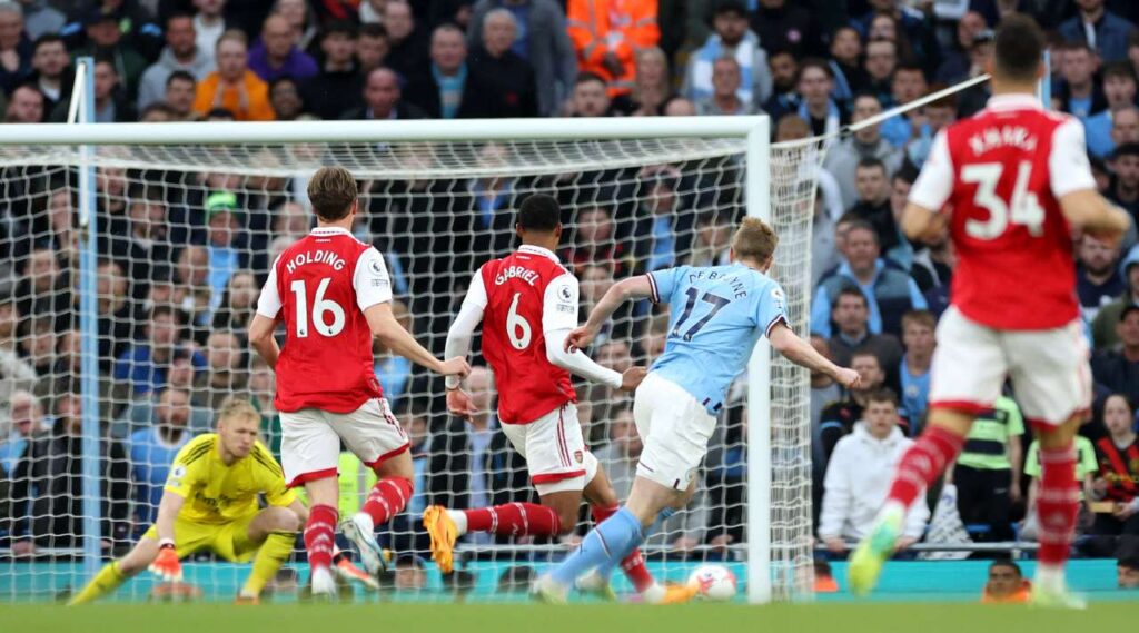 Manchester City trash Arsenal 4-1 and puts hands on the title