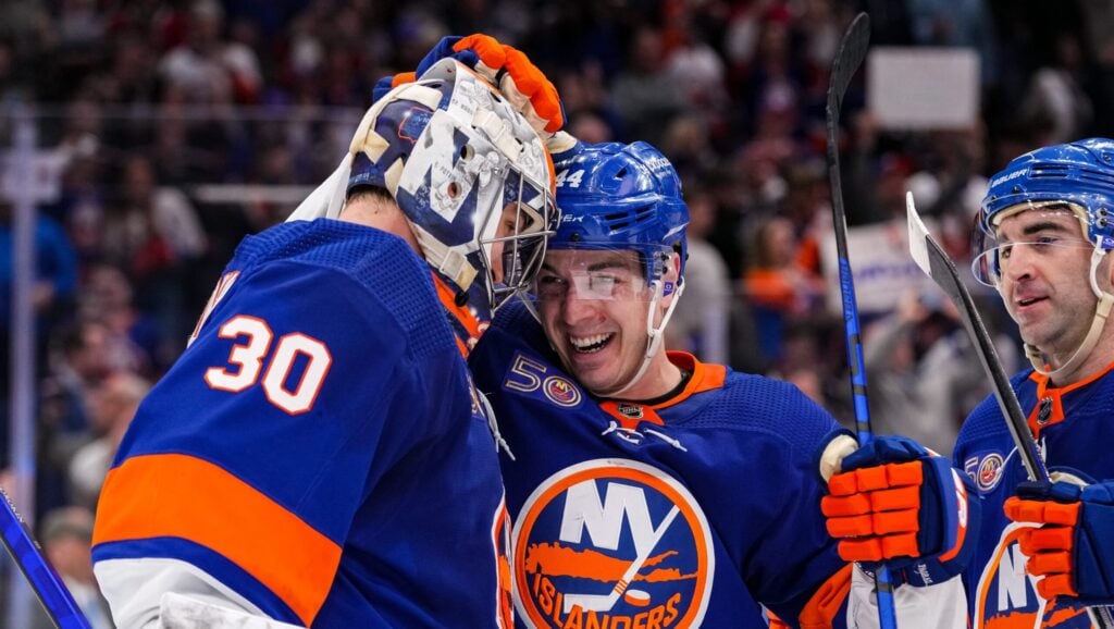 Islanders top Canadiens 4-2 to clinch playoff spot