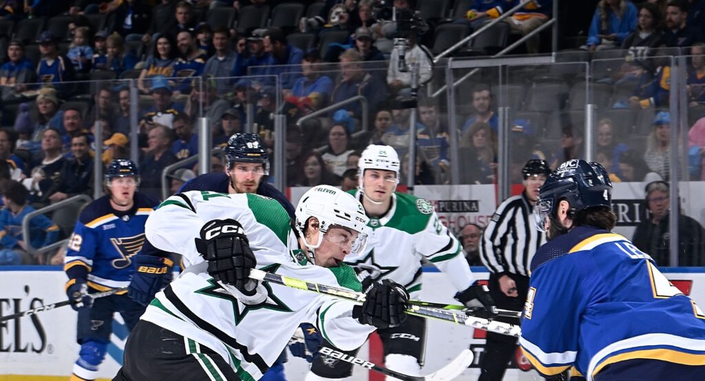 Stars breeze past Blues 5-2 to take Central Division lead