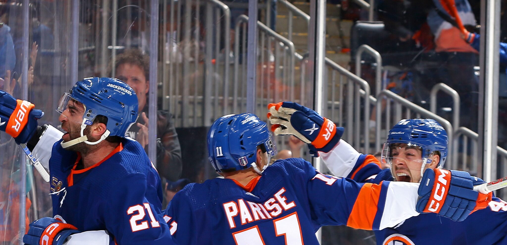 Islanders demolish Hurricanes 5-1 to reduce their arrears to 2-1