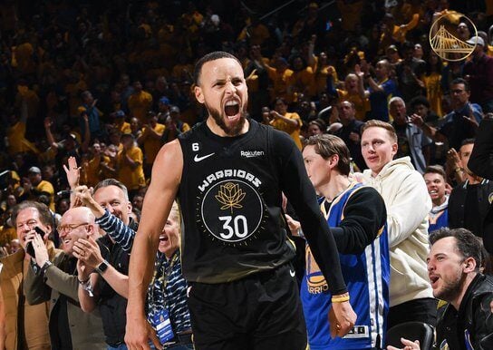 Curry notches 36, Warriors top Kings 114-97 without Green