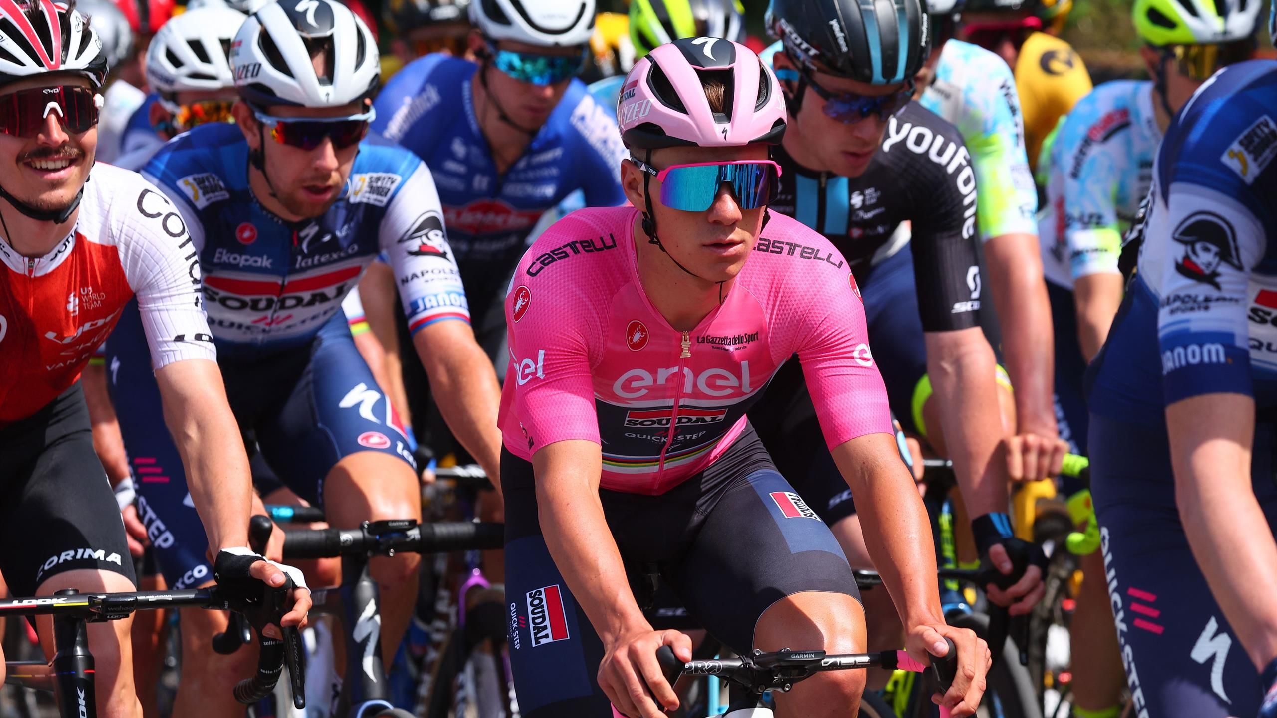 Matthews wins Giro d’Italia third stage, Evenepoel extends lead