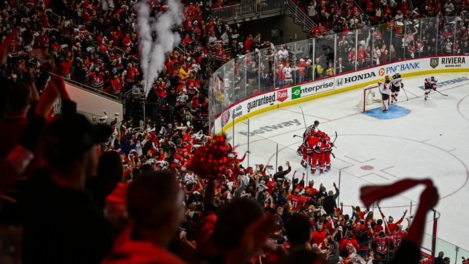 Hurricanes destroy Devils 6-1 and lead 2-0 in the series