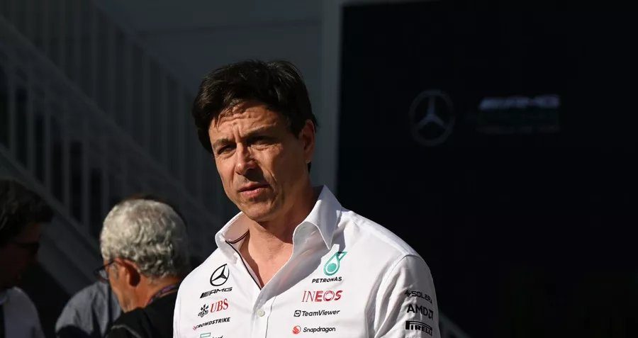 Mercedes 100% committed to keeping Hamilton, says Wolff