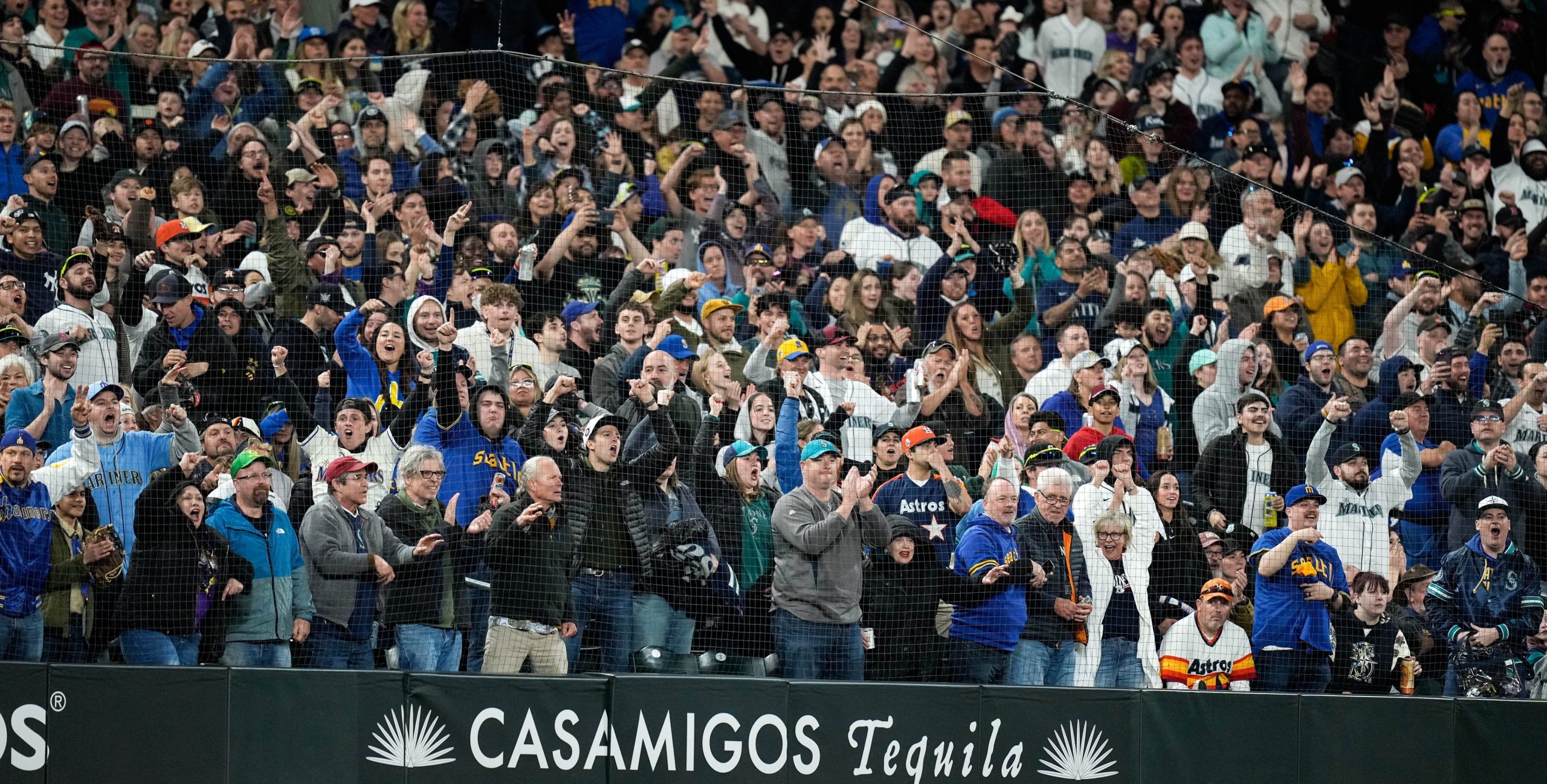 Mariners edge out Astros 7-5 with 7 runs in 8th inning