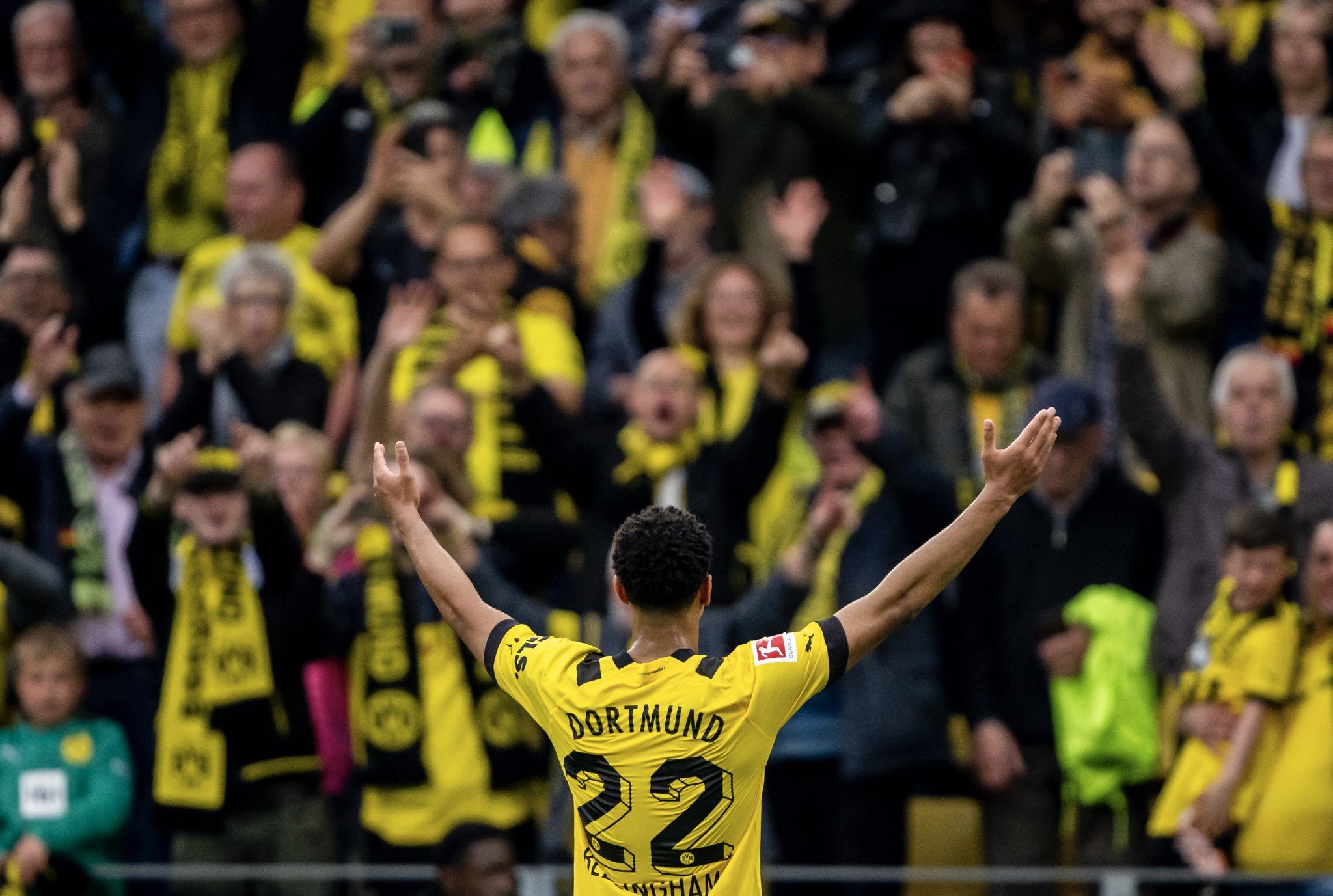 Dortmund rout Wolfsburg 6-0 to keep pressure on Bayern