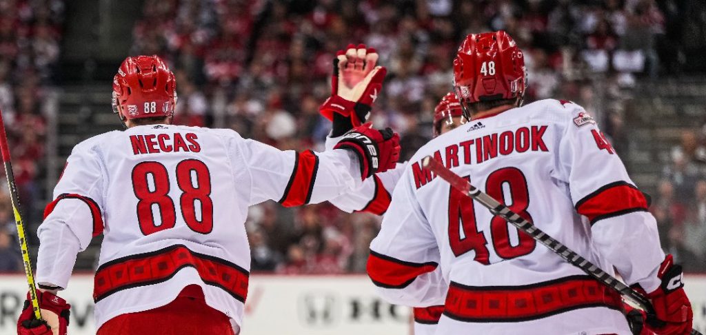 Hurricanes sink Devils 6-1 for 3-1 lead with 5 goals in 2nd period
