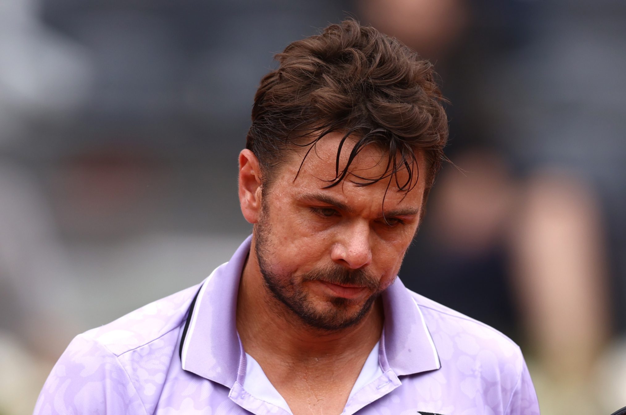 Wawrinka through to next round after rain delay