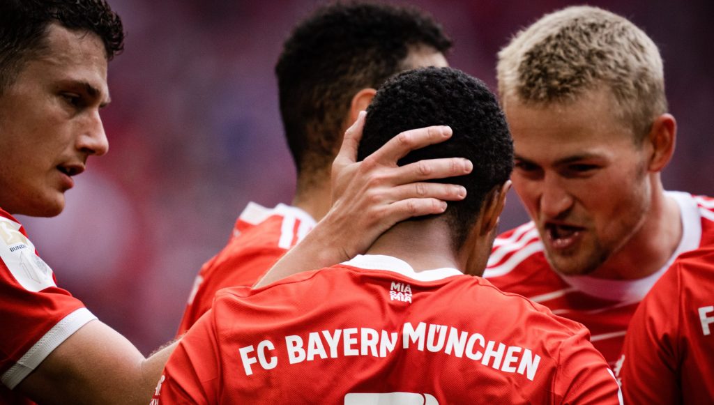 Bayern Munich rout Schalke to pull away from Dortmund