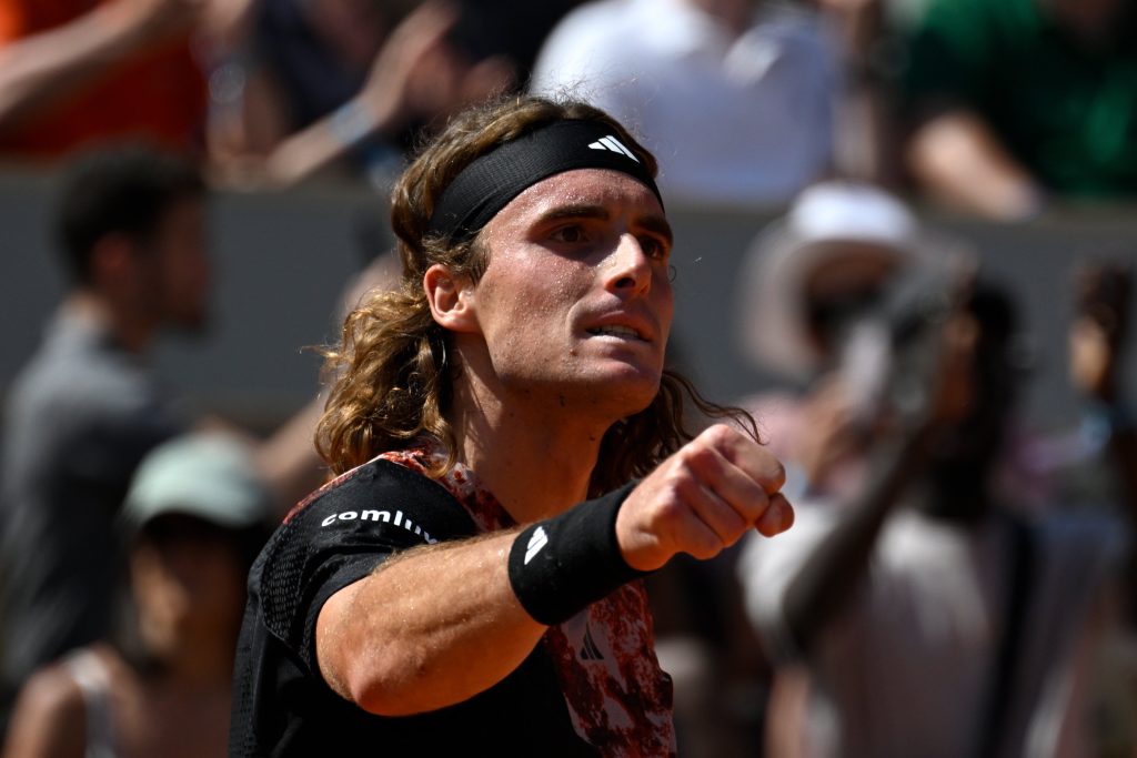 Tsitsipas advances to third round after defeating Carballes Baena
