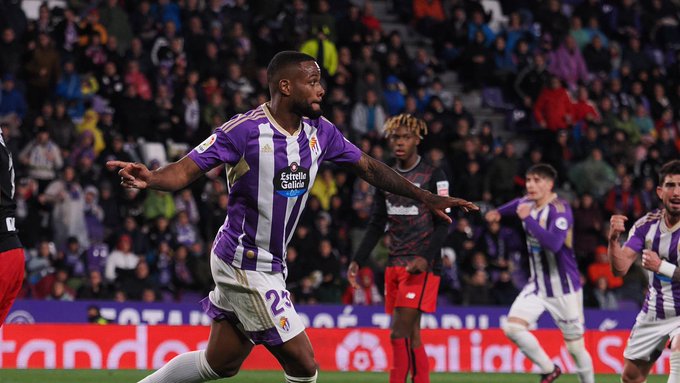 Valladolid sign Canadian Larin on a permanent contract 4