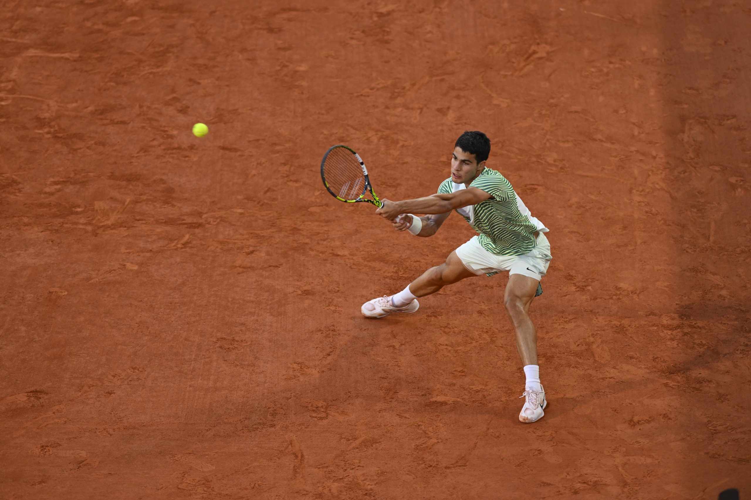 Alcaraz overcomes Tsitsipas to set up crunch 1/2 final with Djokovic