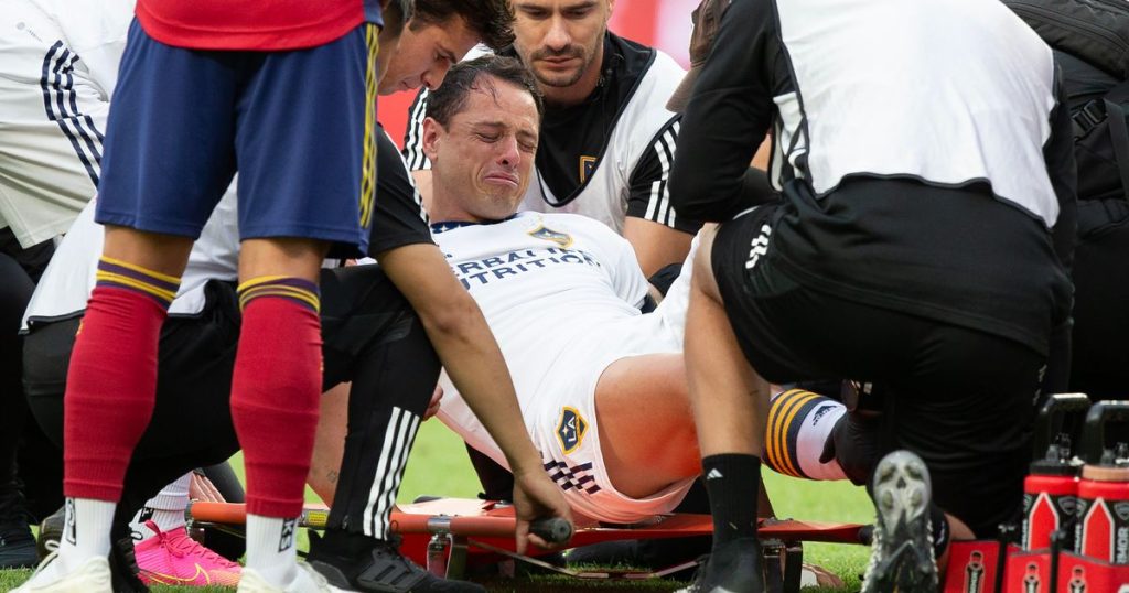 Chicharito tears ligament in right knee