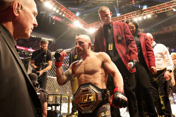 Volkanovski defeats Rodriguez to retain featherweight title