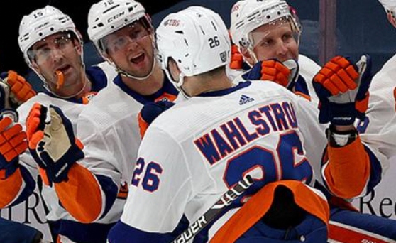 Oliver Wahlstrom re-signs with Islander for one year