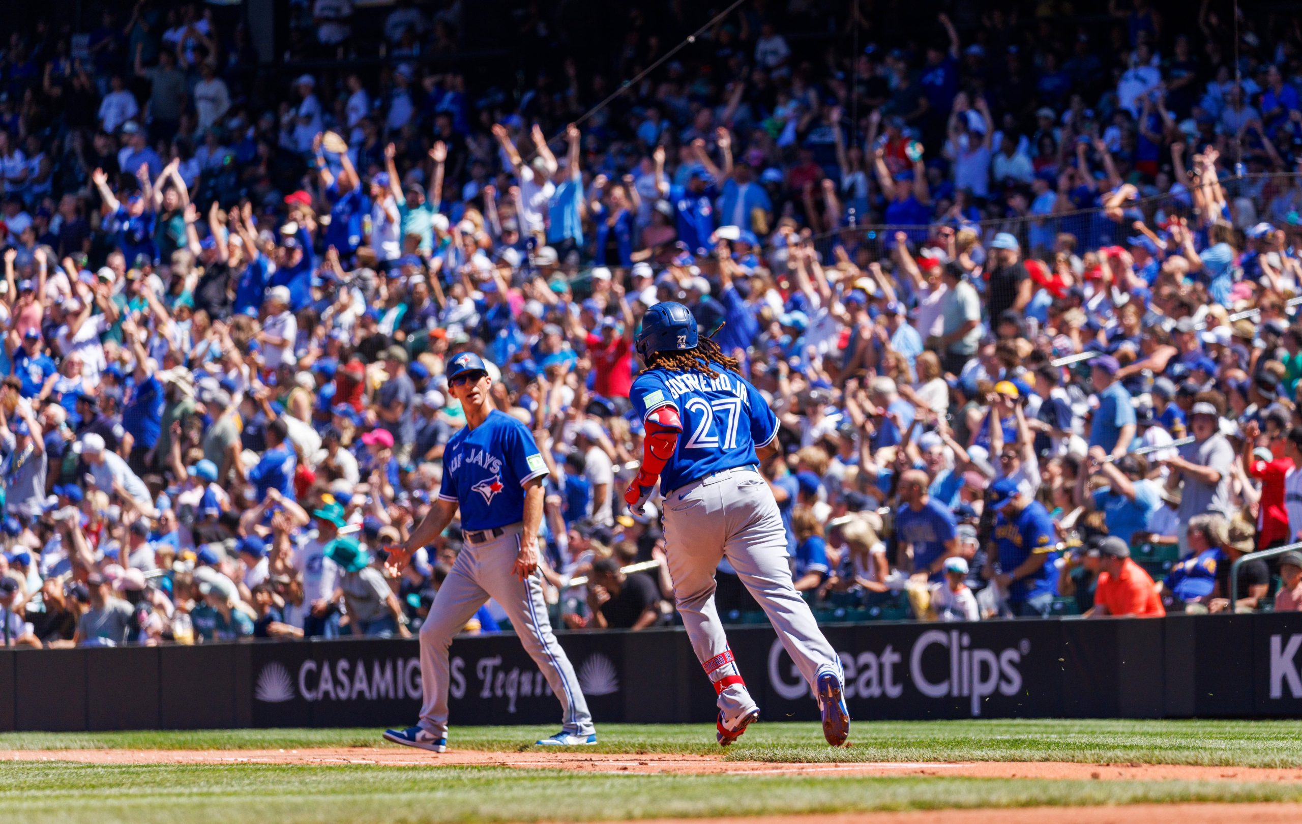 Blue Jays edge out Mariners 4-3