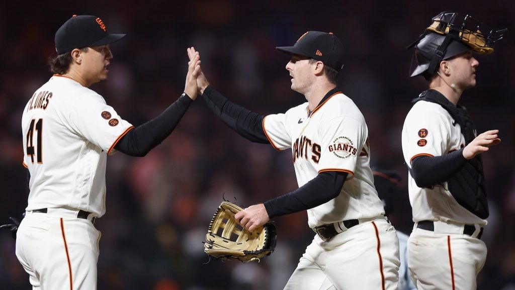 Giants demolish Athletics 8-3