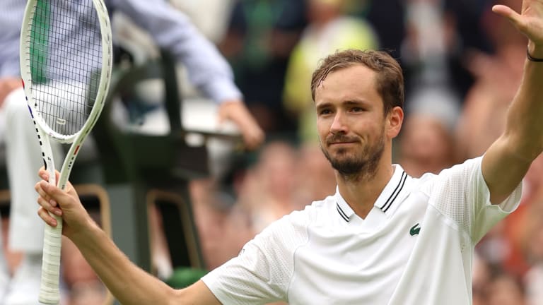 Lehecka injury sends Medvedev into Wimbledon 1/4-finals 15