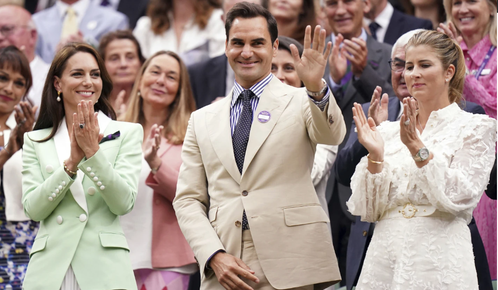 Tennis legend Roger Federer receives standing ovation at Wimbledon 21