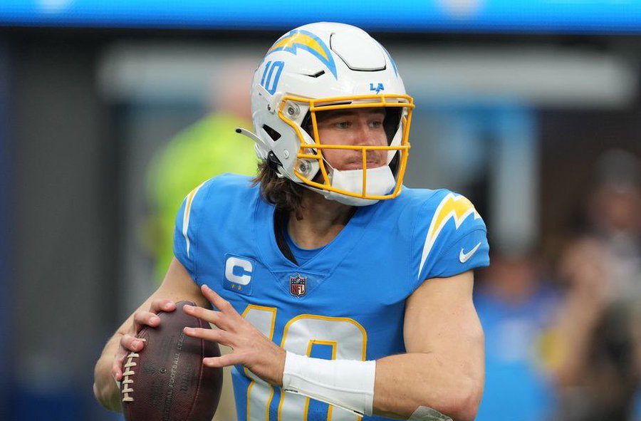 Justin Herbert, Chargers agree to $262 million extension that