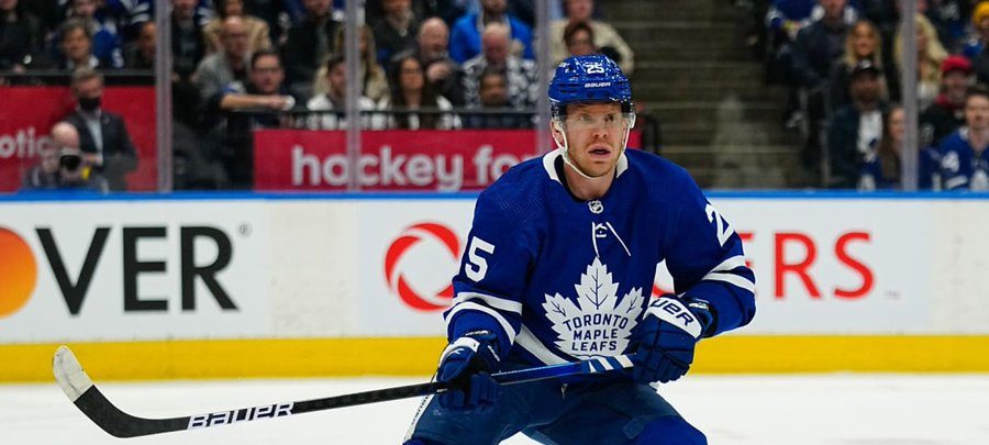 Ex-Maple Leafs forward Kase inks in Czechia
