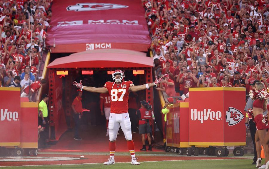 Kelce vows to be a better leader after training fights
