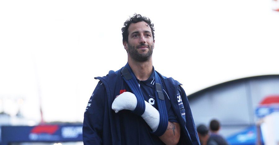 Ricciardo undergoes successful procedure on broken hand