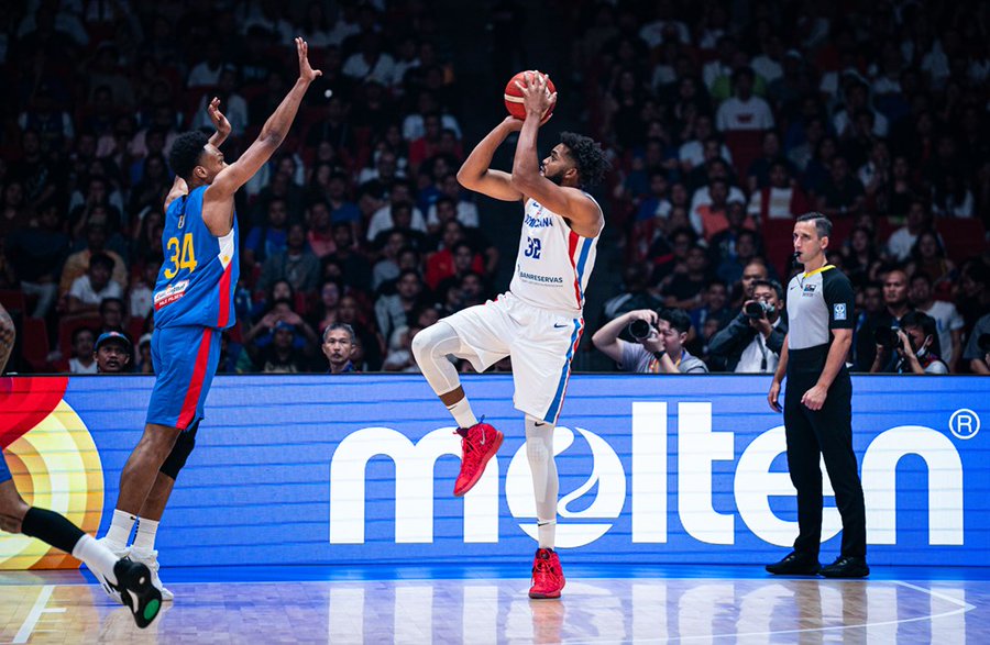 Dominicans overcome record-breaking crowd to defeat Philippines 8