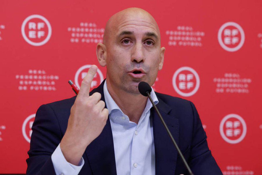 Rubiales refuses to leave amid kiss scandal 9