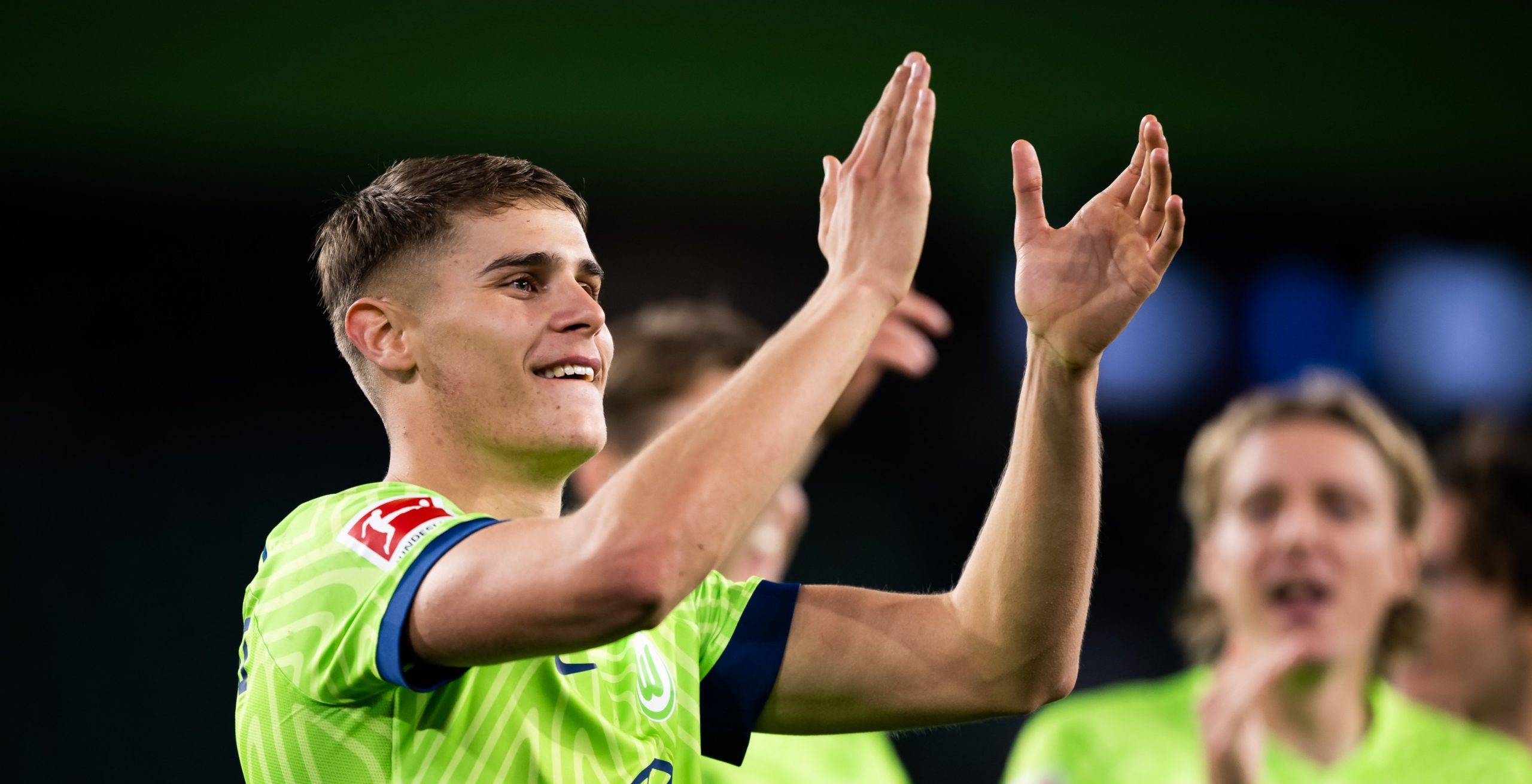 Spurs complete signing of defender Micky van den Ven