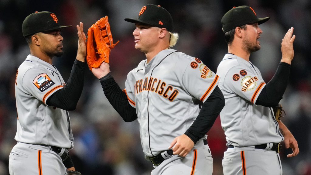 Late rally from Giants sees them demolish Angels 8-3 15