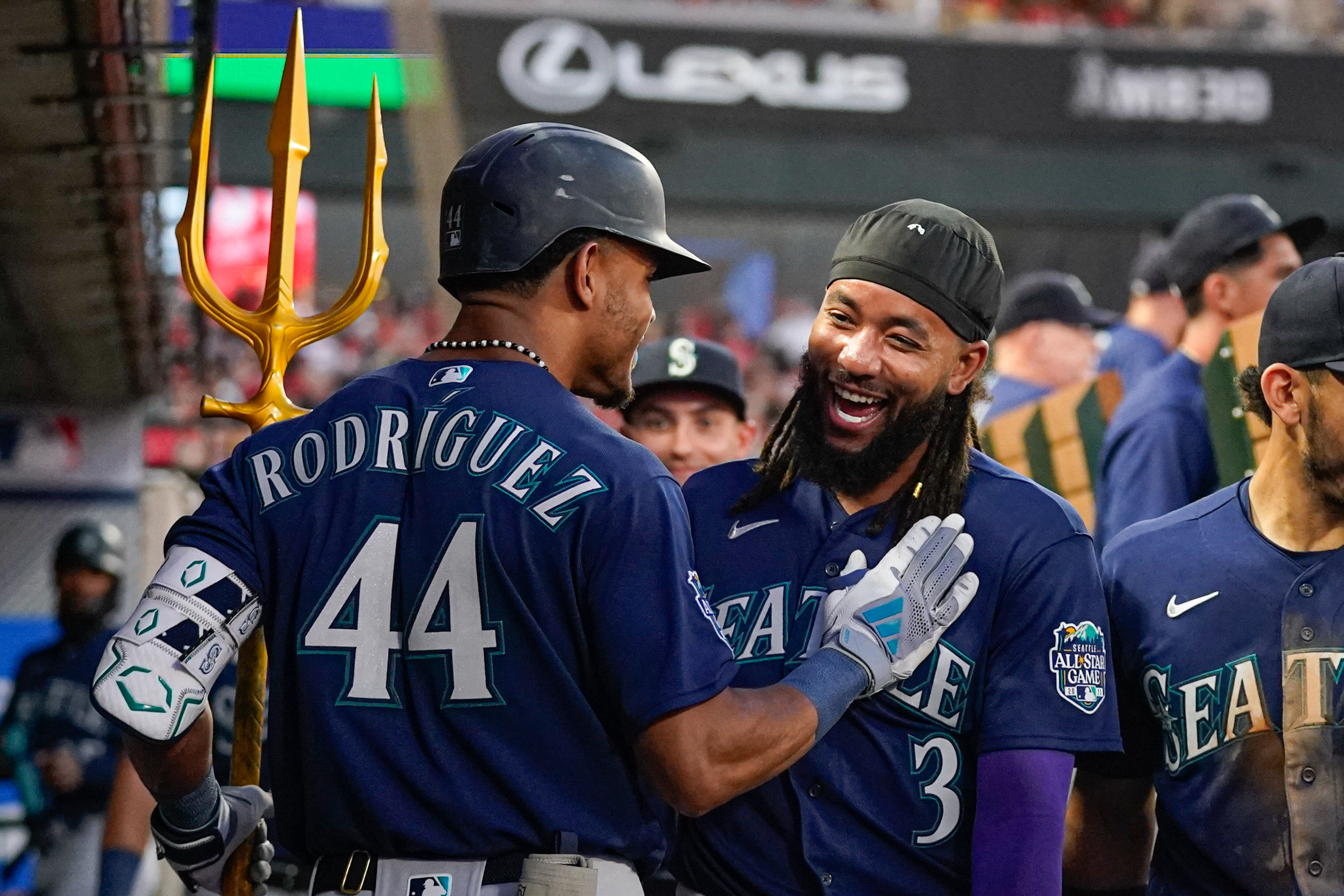 Mariners edge out Angels 9-7 in sloppy game with only seven home runs